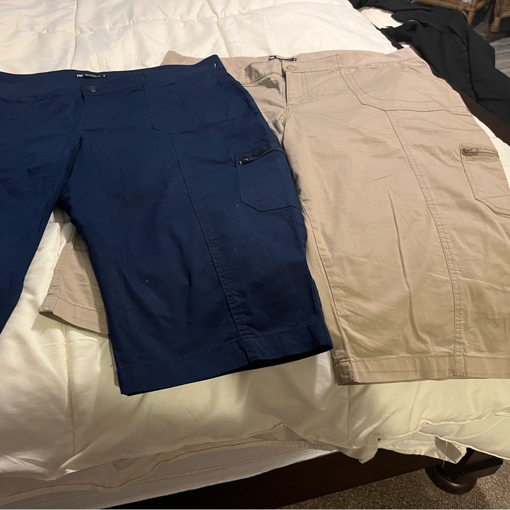 NEW TWO PAIR of Size 20 Lee 1889 Relaxed Fit Capris. Navy & Khaki.